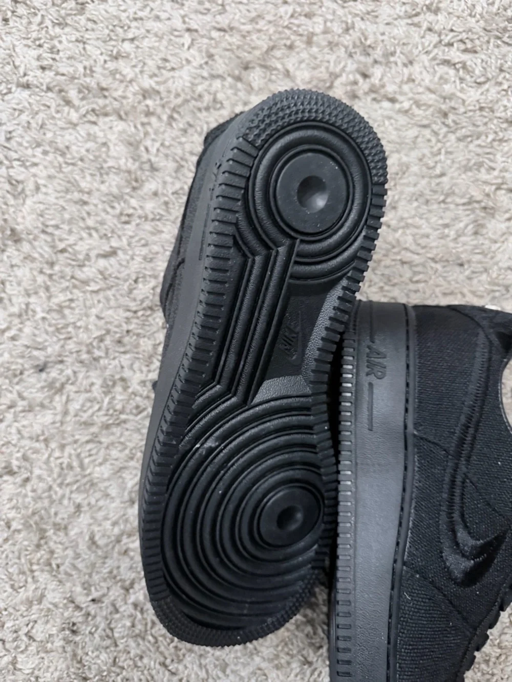 Nike Men’s Black Low-Top Sneakers with Lace-Up Design - Picture 5 of 6